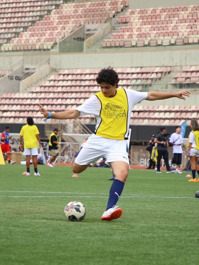 Matheus chutando a bola em campo