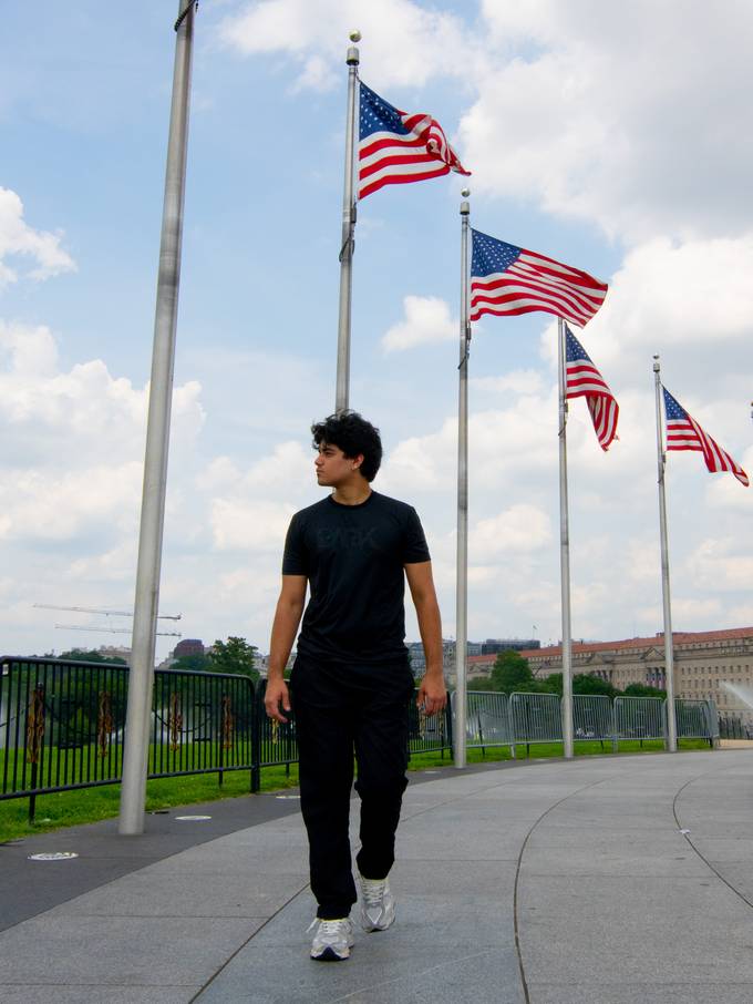 Matheus caminhando entre bandeiras em Washington