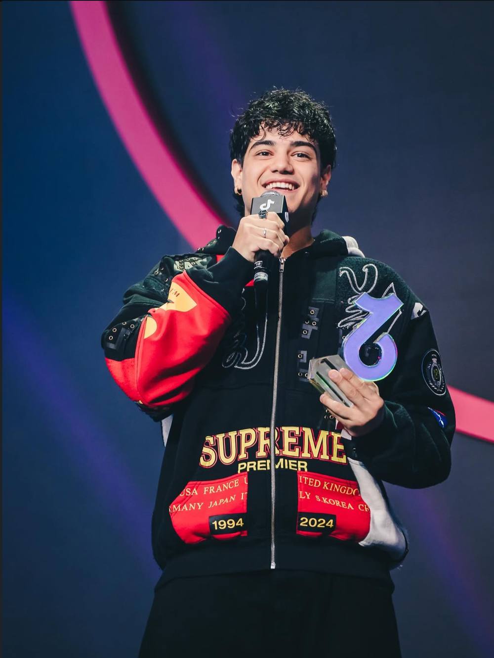 Matheus Albino recebendo o prêmio no TikTok Awards